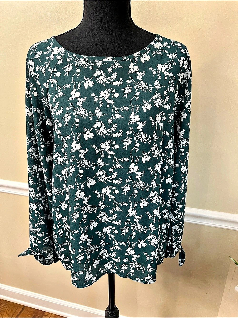 Papermoon Floral Blouse in Green & White Size Medium